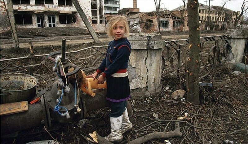 Девочка играет в куклы во время войны, Чечня, 1995 год