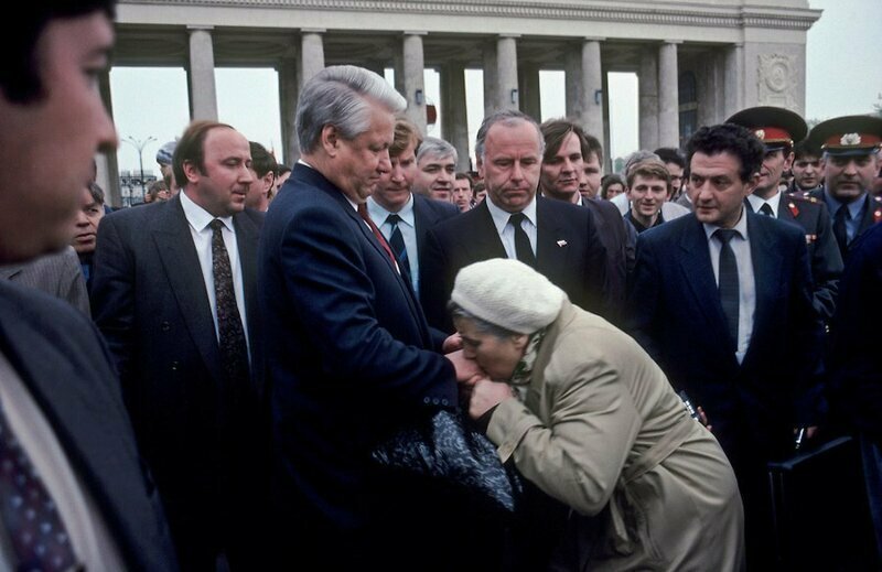 Бабушка целует руку Борису Ельцину, 1993 год