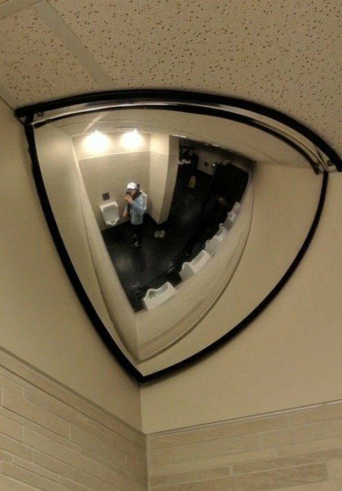 Странное зеркало, в котором видно всех посетителей туалета