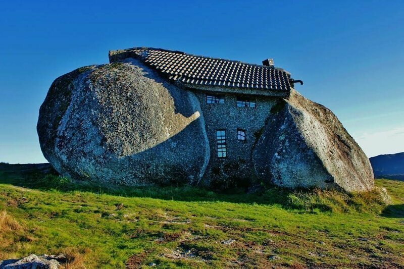 Casado Penedo – это дом из 4 огромных каменных валунов, который располагается на севере Португалии. Обогревается дом с помощью камина, а освещается свечами
