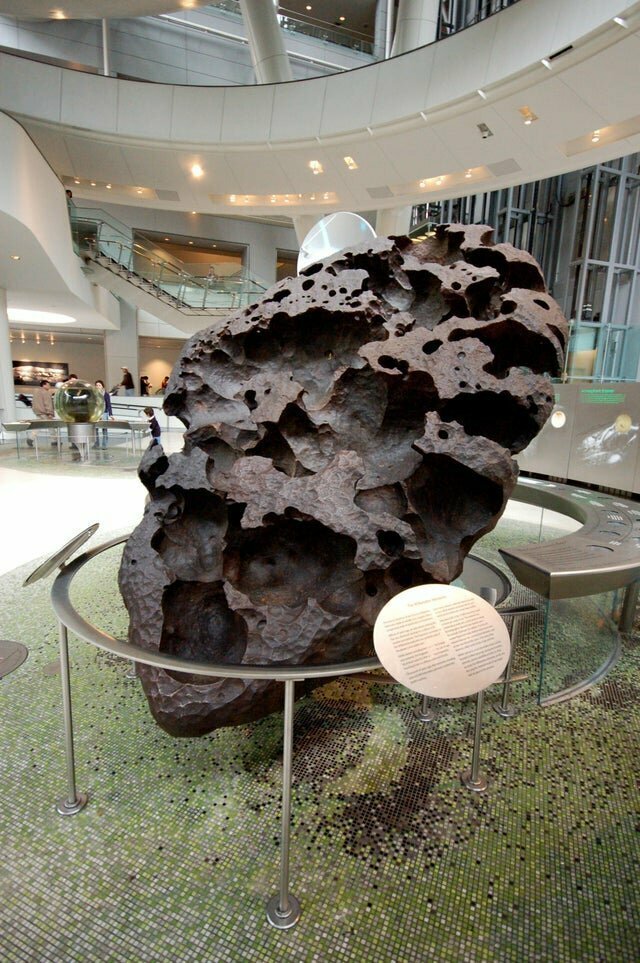 Метеорит Willamette, который весит 15 тонн, а после его падения не было огромного кратера, что делает его одним из загадочных метеоритов