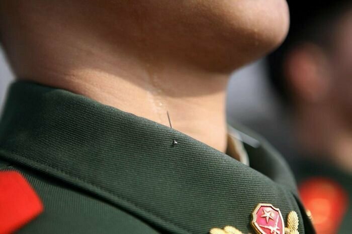 Жестокая правда об армии: так китайских солдат учат строевой выправке