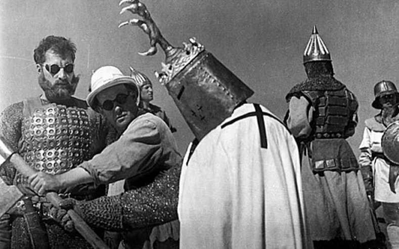 Сергей Эйзенштейн показывает псам-рыцарям, как правильно нападать, на съёмках "Александра Невского"