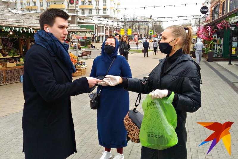 Во многих городах люди сами делают маски и раздают их на улицах совершенно бесплатно