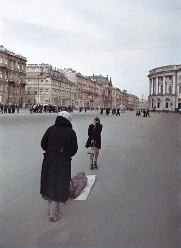 Женщины тащат тело погибшего родственника. Невский проспект, Ленинград. 1942 год