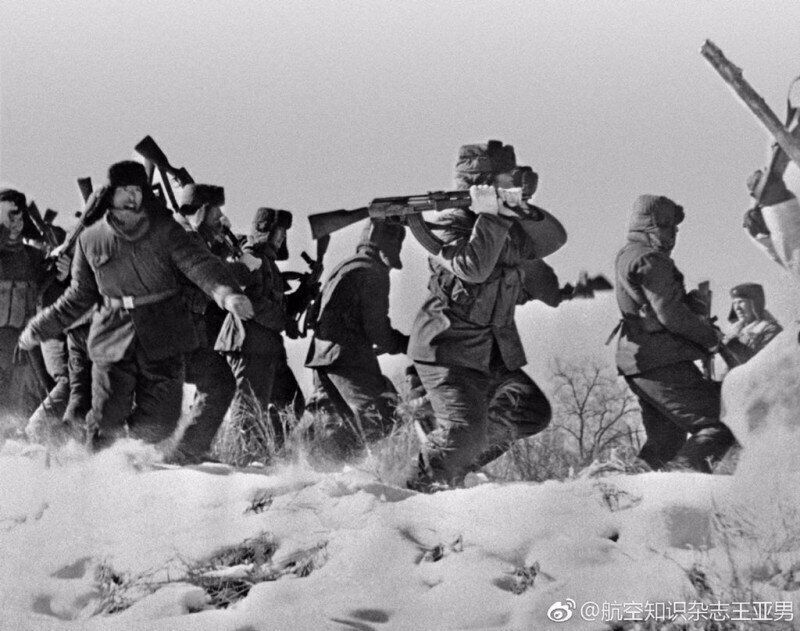 Китайские солдаты атакуют советские войска возле острова Даманский в СССР во время советско-китайского пограничного конфликта 1969 года.