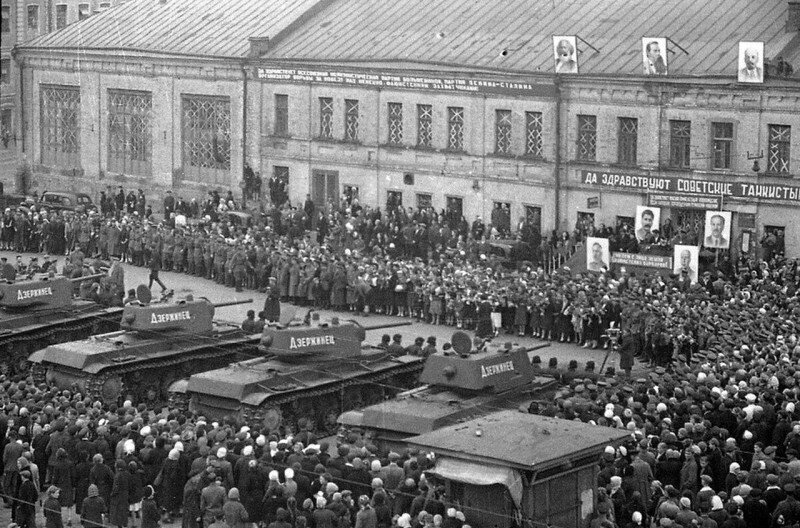 Передача семи танков КВ-1 построенных на средства жителей Дзержинского района Москвы. 28 июня 1942г.