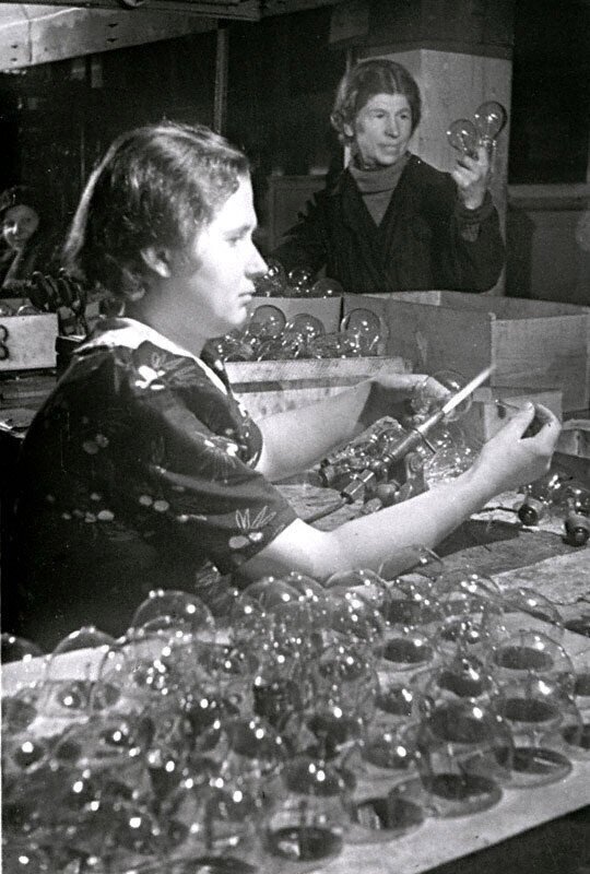 Работницы одного из ленинградских заводов за восстановлением перегоревших электроламп, 1942 год.