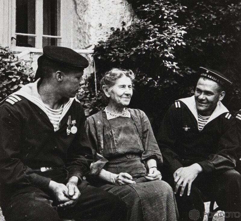 Матросы с женой писателя О. Книппер-Чеховой. 1945