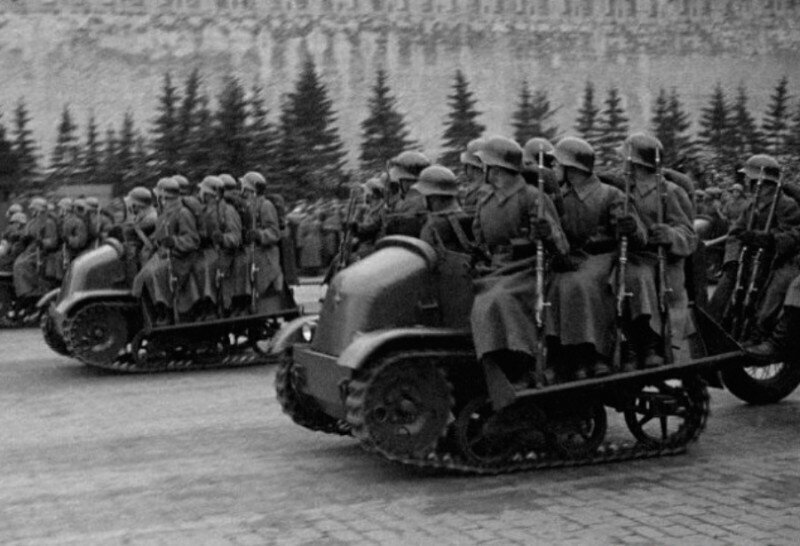 Военный парад на Красной площади. Тягачи "Пионер" обр. 1935г. Москва, СССР, 1939 г.