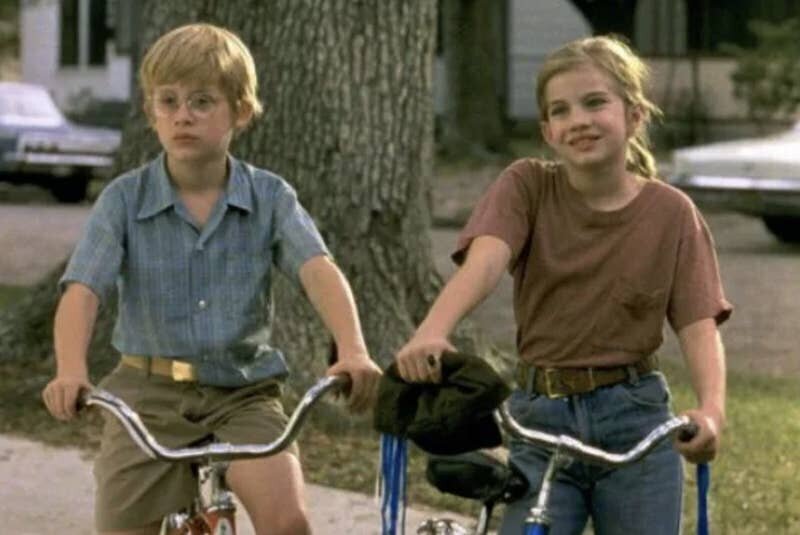 10-летний Маколей Калкин (Томас) и 10-летняя Анна Кламски (Вейда) в фильме 1991 года "Моя девочка"