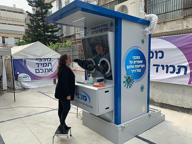 Будка для тестирования, изготовленная компанией Maccabi Healthcare Services, установлена перед клиникой в Яффо