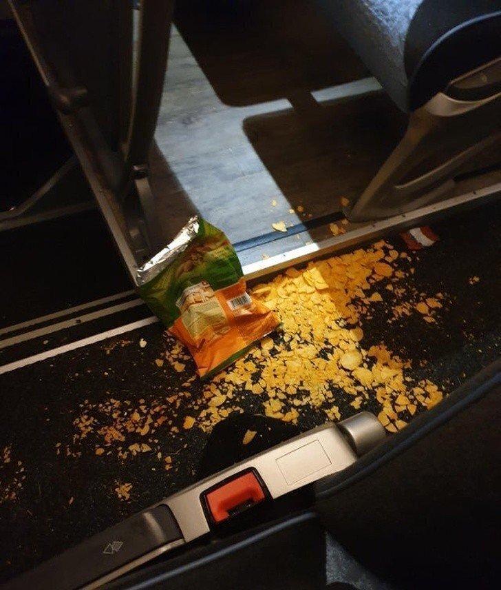 Просто бросил пачку чипсов в автобусе и ушел