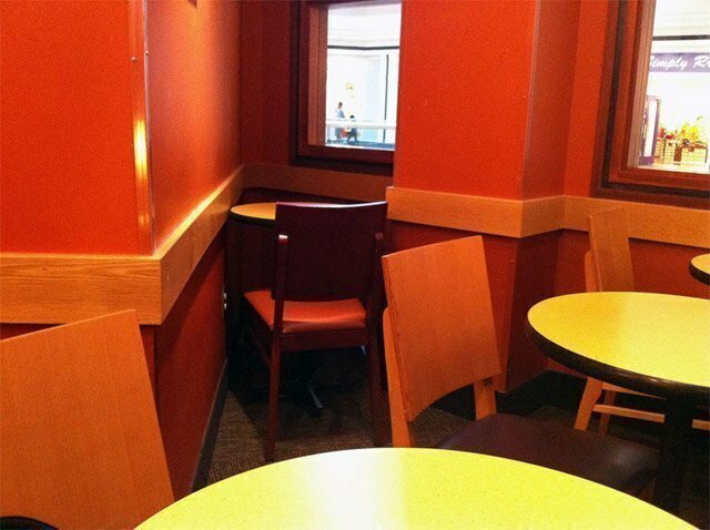 В кафе для одиночек есть все условия