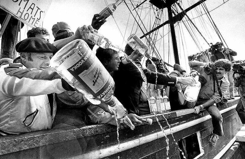 1983. Бармены Бостона выливают водку в знак протеста против сбитого корейского авиалайнера Советским Союзом