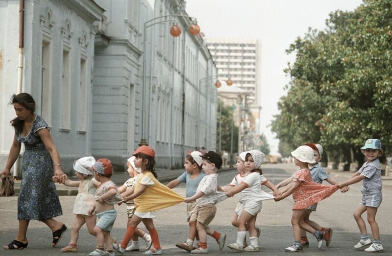 Воспитанники детского сада переходят дорогу в Батуми, 1987 год.