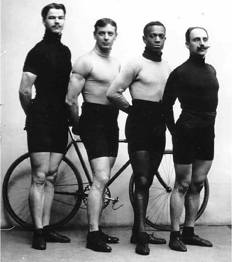 Знаменитые велогонщики во время международных соревнований в Петербурге,1910 г.