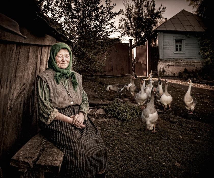 Деревенская мама. Деревенская бабушка. Деревенская старушка. Бабушка в деревне. Старушка в деревне.