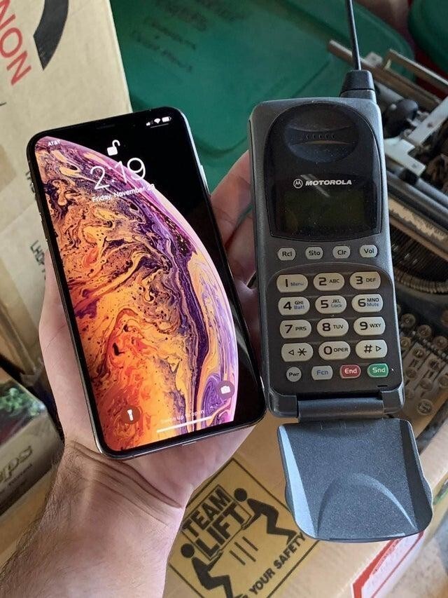 Мой телефон в 2019 году и мамин в 1998 году