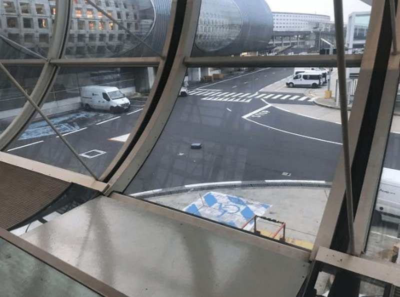 Забытый багаж в аэропорту Парижа