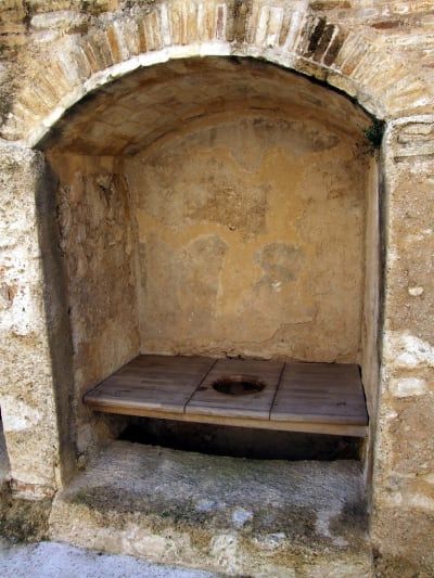 Как были устроены туалеты в старинных замках