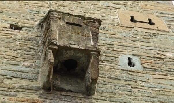 Как были устроены туалеты в старинных замках