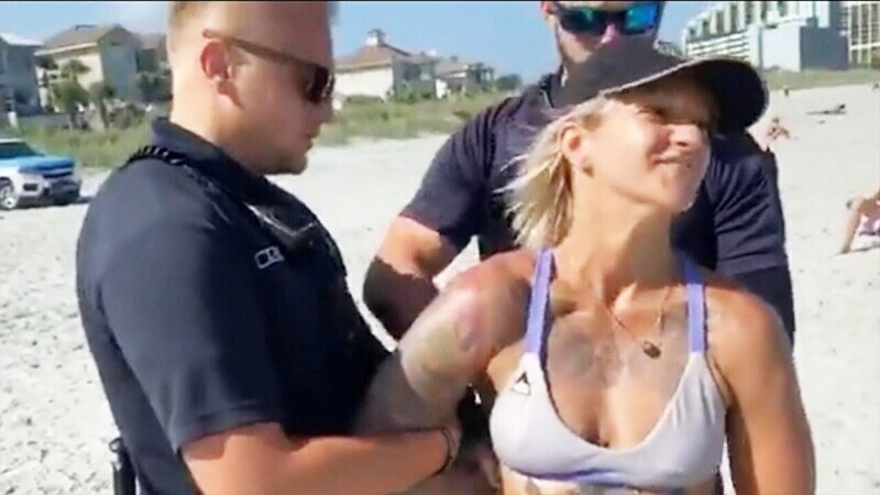 Копы в Калифорнии повязали девушку на пляже за стринги