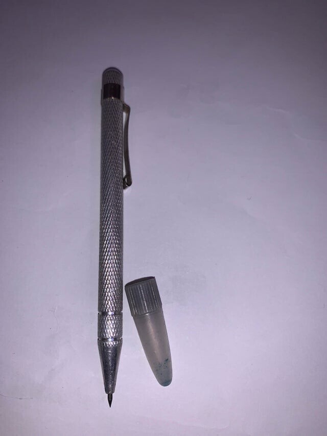«Что это? Это не ручка, её кончик сделан из острого металла, и там нет места для чернил или стержня»