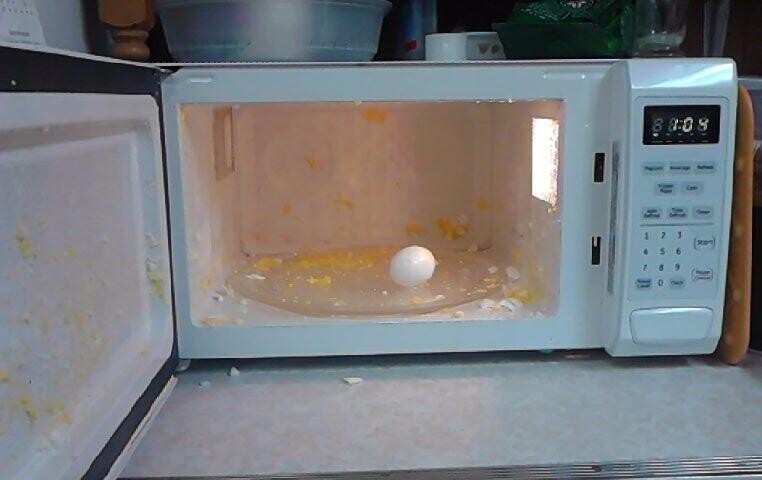 Не пытайтесь сварить яйцо в микроволновке