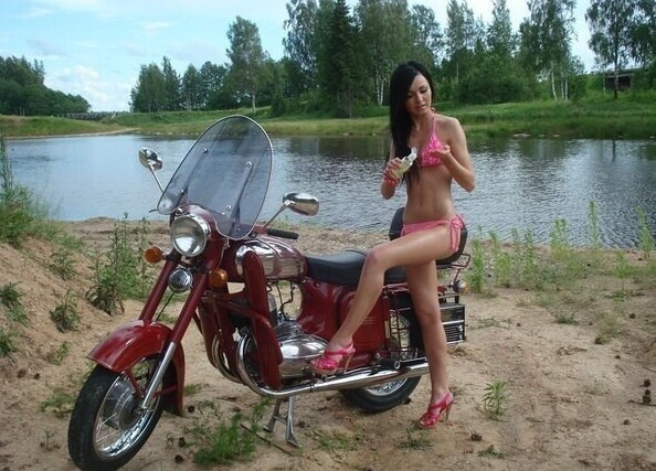 До чего ж мотоцикл украшает девушку!