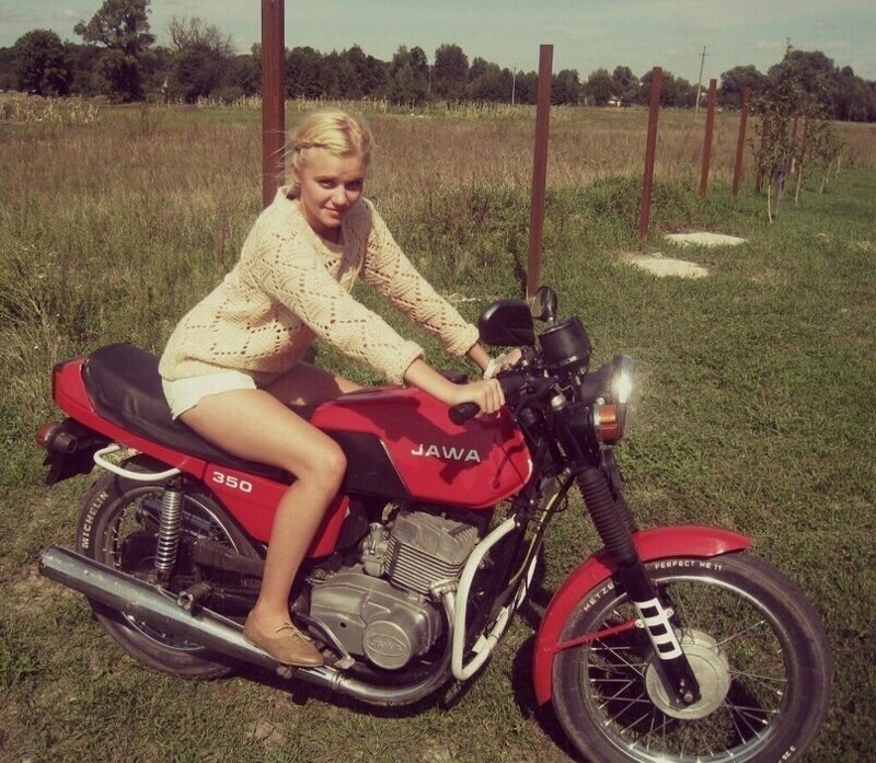 До чего ж мотоцикл украшает девушку!