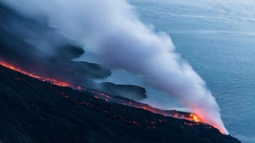Вулкан Стромболи в Италии извергается непрерывно уже двадцать тысяч лет