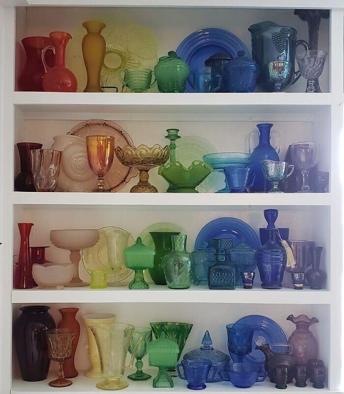 "Я собрала эту коллекцию посуды на нескольких барахолках и антикварных лавках. Некоторые предметы из коллекции датируются 1930-ми годами, другие чуть помладше. Восхищаюсь каждый раз, заглядывая в этот шкаф"