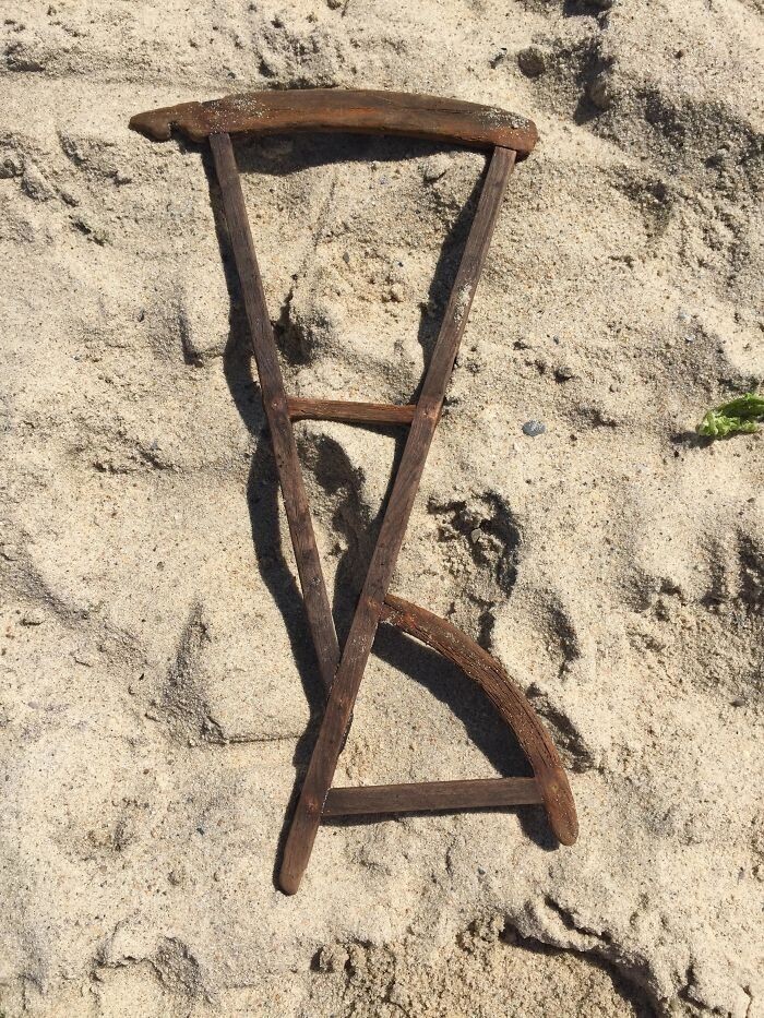 Эту штуку выбросило на берег в Массачусетсе. Она деревянная, похоже на ручную работу. Может быть, это кусок стула?