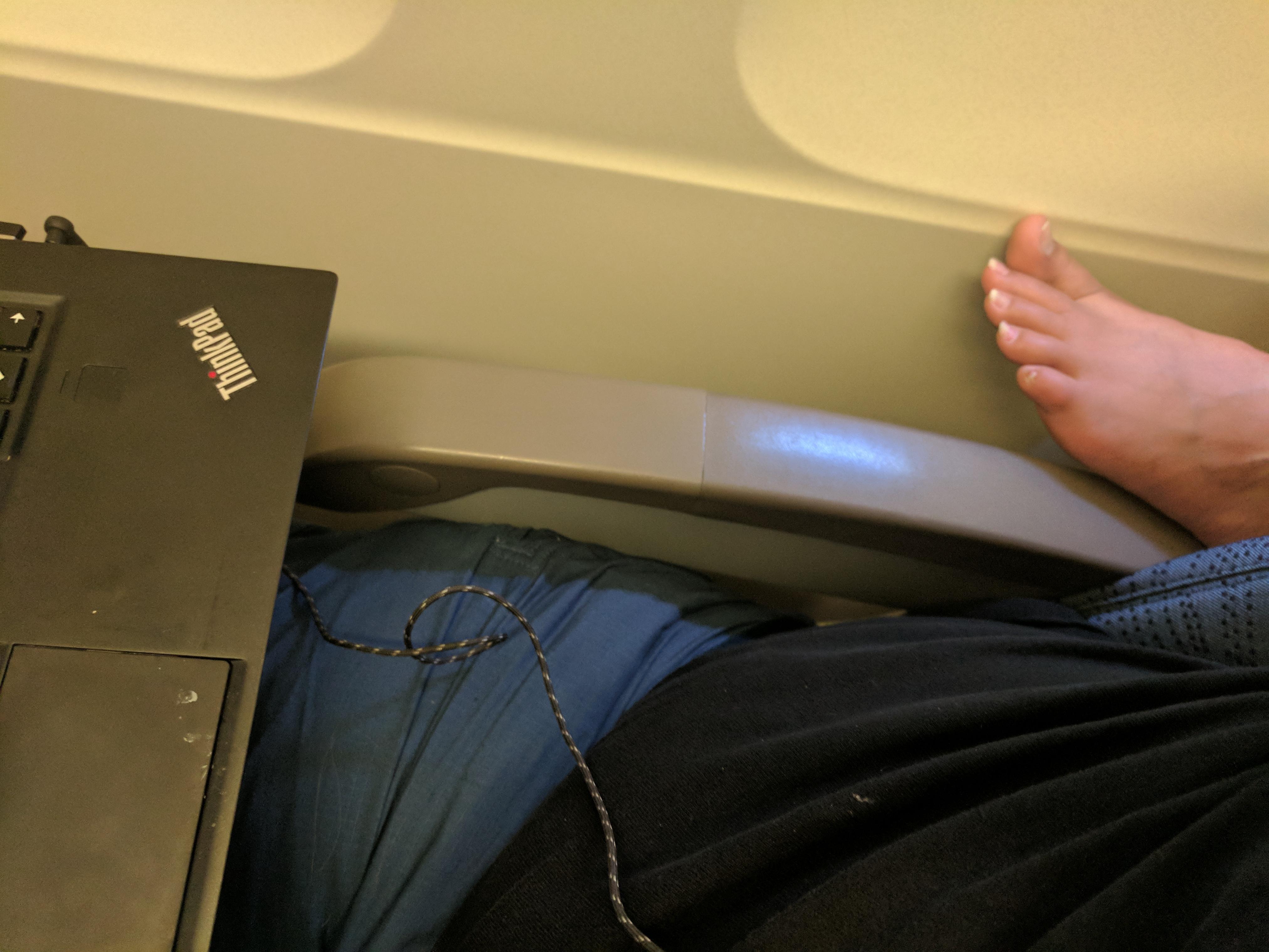 36000 футов. Feet on Airplane. Feet in plane. Barefoot on Airplane. Feet in Airplane.