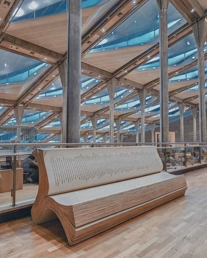 Скамейка в библиотеке Александрии