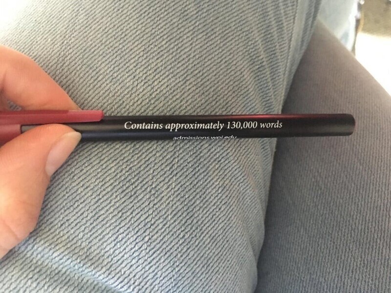 На этой ручке написано, сколько слов можно ей написать, пока не закончатся чернила