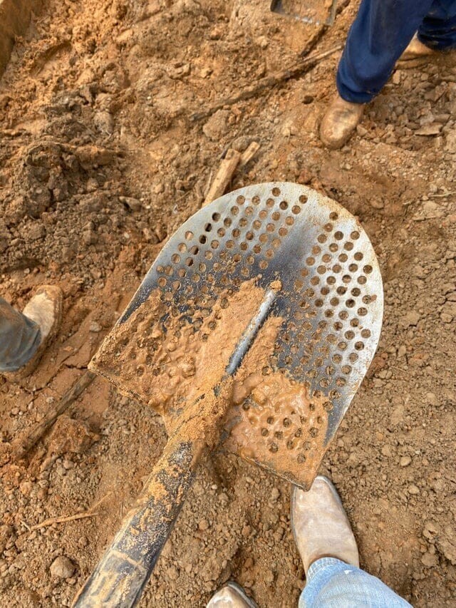 Лопата с отверстиями для работы с мокрыми грунтами