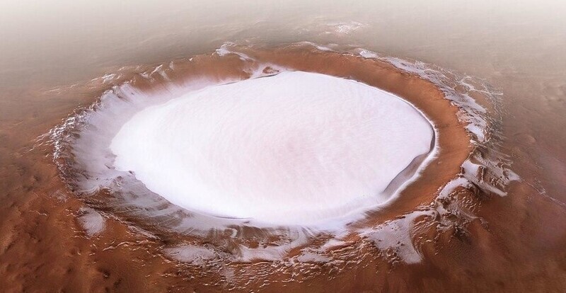Марсианский кратер с замерзшим озером внутри. Его диаметр составляет 81,37 км