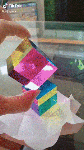 Волшебный куб с гранями разных цветов