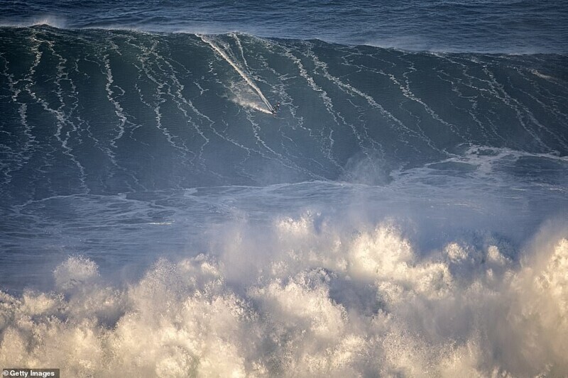 14 фото экстремального сёрфинга в Португалии