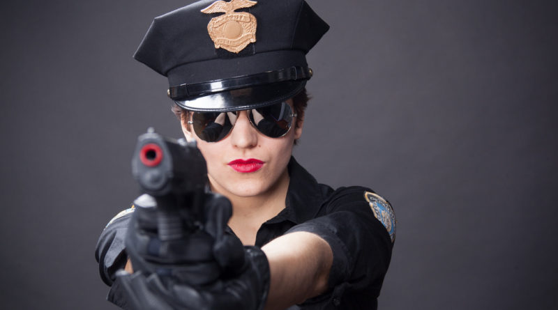 У феминистки внезапно возникли сложности с вызовом полицейского женского пола
