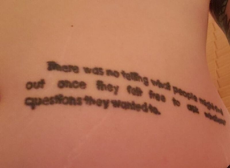 "Эта татуировка - у меня на животе, и это цитата из "Уловки-22". Отличная книга, несмотря на ужасную татуировку!"