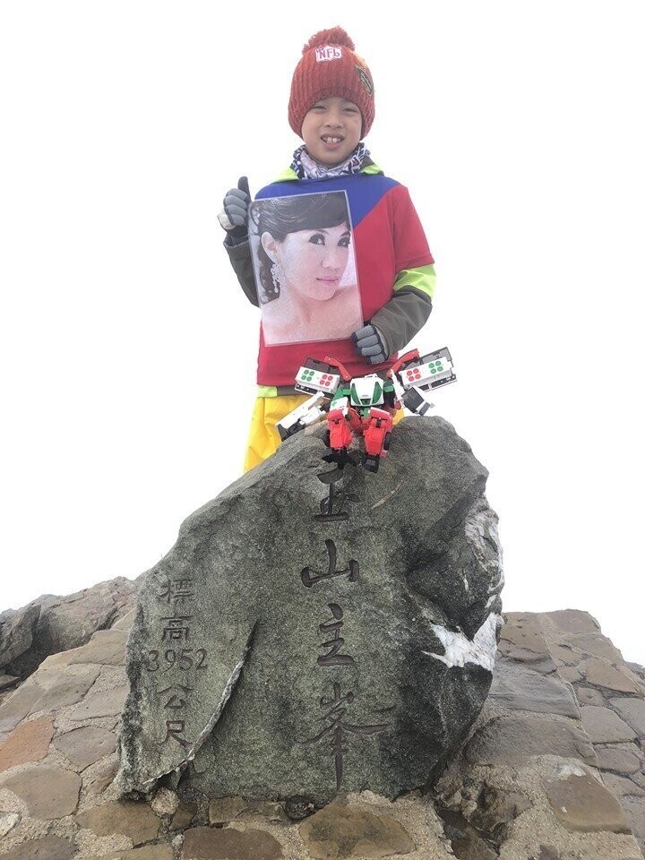 Мальчик из Тайваня покорил гору высотой 4 000 метров, в честь своей умершей мамы. Он считал, что так будет к ней ближе