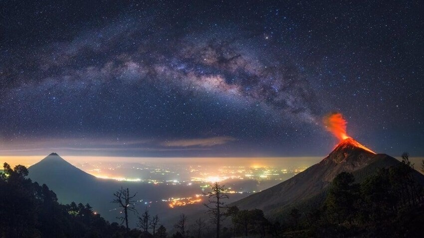 Млечный путь и вулкан в Гватемале
