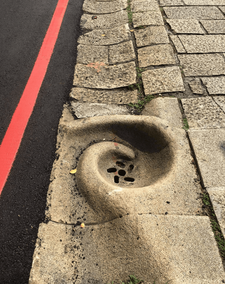 Водосток на крутом склоне в Тайване