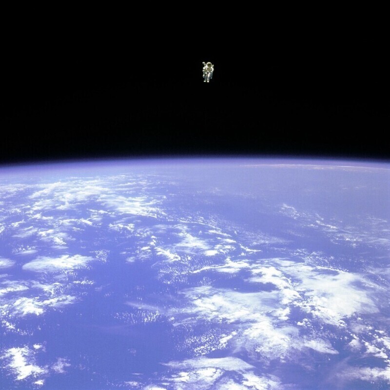 Брюс Маккэндлесс в свободном полете в космосе