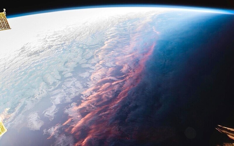 Вид из космоса на закат на Земле