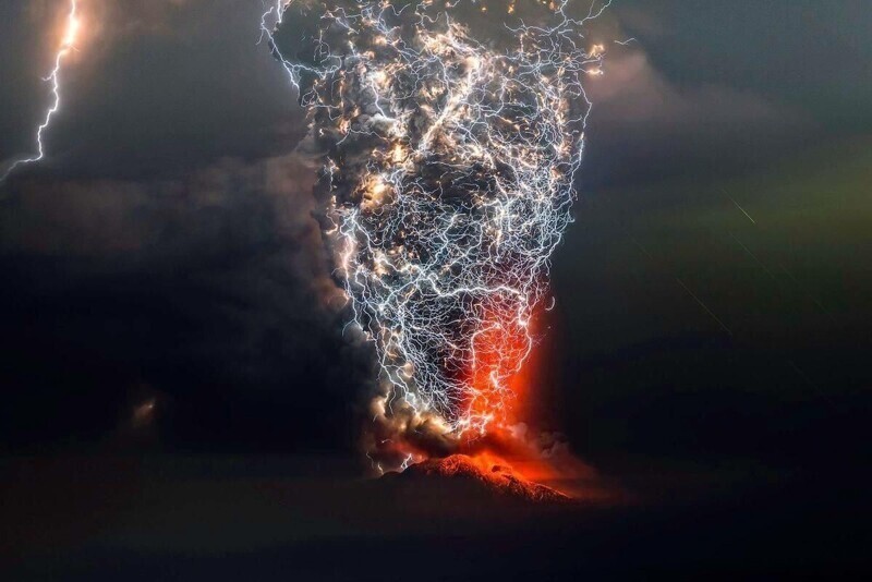 Молния сталкивается с извержением вулкана