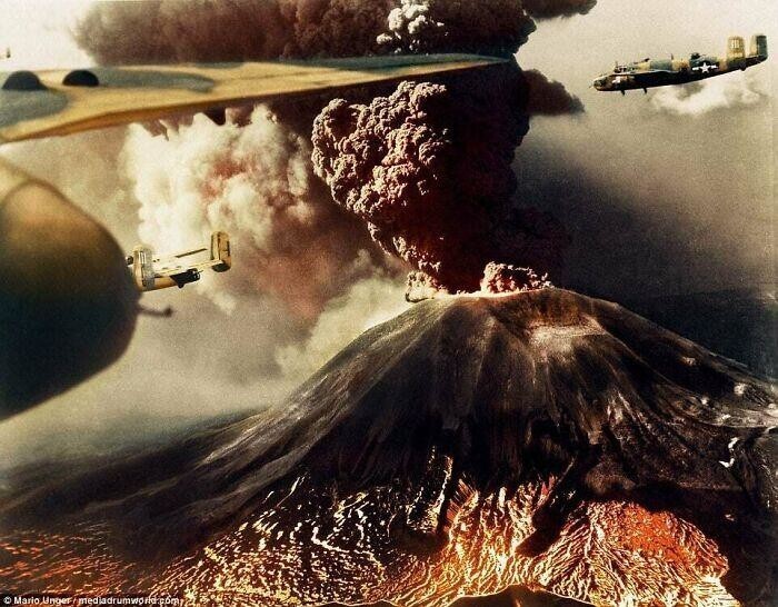 Бомбардировщики B-25 пролетают мимо Везувия в Италии во время извержения вулкана в марте 1944 года. Пока в небе шло сражение, извержение погубило 57 человек и полностью разрушило деревни Сан-Себастьяно и Сан-Гиорг
